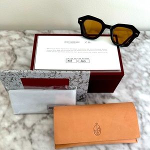 SCHINDLER
Strong, feminine 40's inspired frame